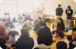 幼稚園での凧づくり指導