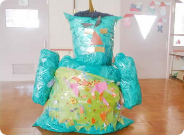 小学部生徒の共同作品（青鬼）